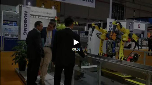 进博会首日CA88意大利CEA展位旅行者关注机械人焊接系统