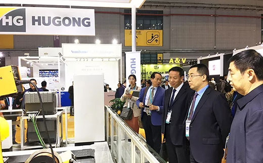 河南省鹤壁市市长莅临CA88意大利CEA展位